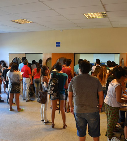 LOS NUEVOS ALUMNOS DE LA FADECS YA TRANSITAN POR LAS AULAS EN RECONOCIMIENTO DE LOS ESPACIOS ACADÉMICOS